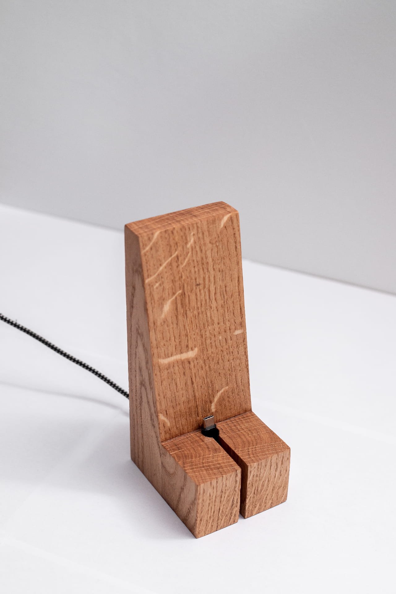 support-telephone-chene-massif-chargeur-atelier-numi- (9)